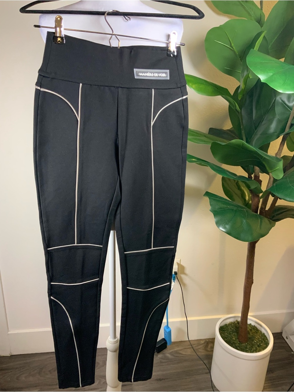 Maniere De Voir Black Leggings with Contrasting Piping